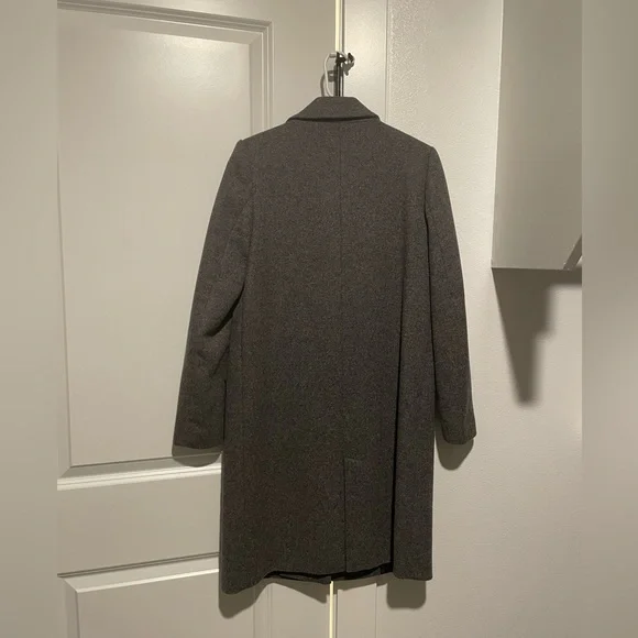 woman’s coat - Picture 2 of 3